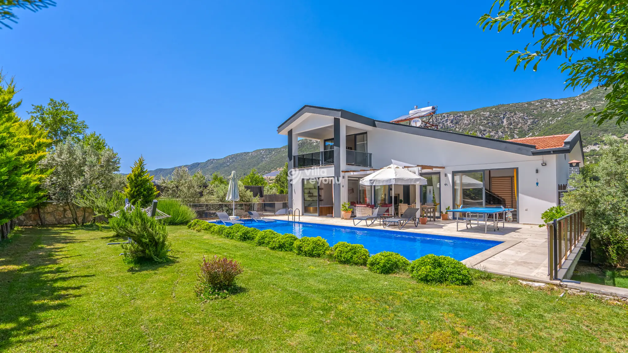 Villa Azura, Kalkan Sarıbelen mevkiinde 4 kişilik geniş bahçeli çocuk oyun alanlı jakuzili kiralık villa