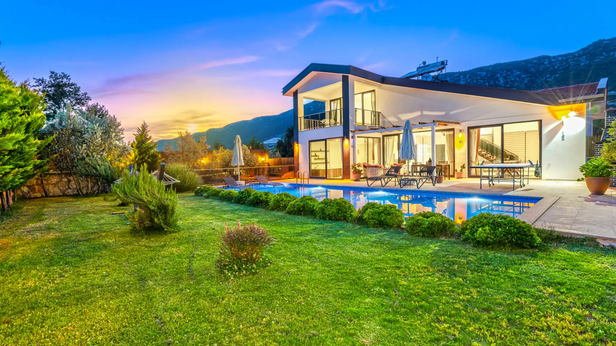 Villa Azura, Kalkan Sarıbelen mevkiinde 4 kişilik geniş bahçeli çocuk oyun alanlı jakuzili kiralık villa