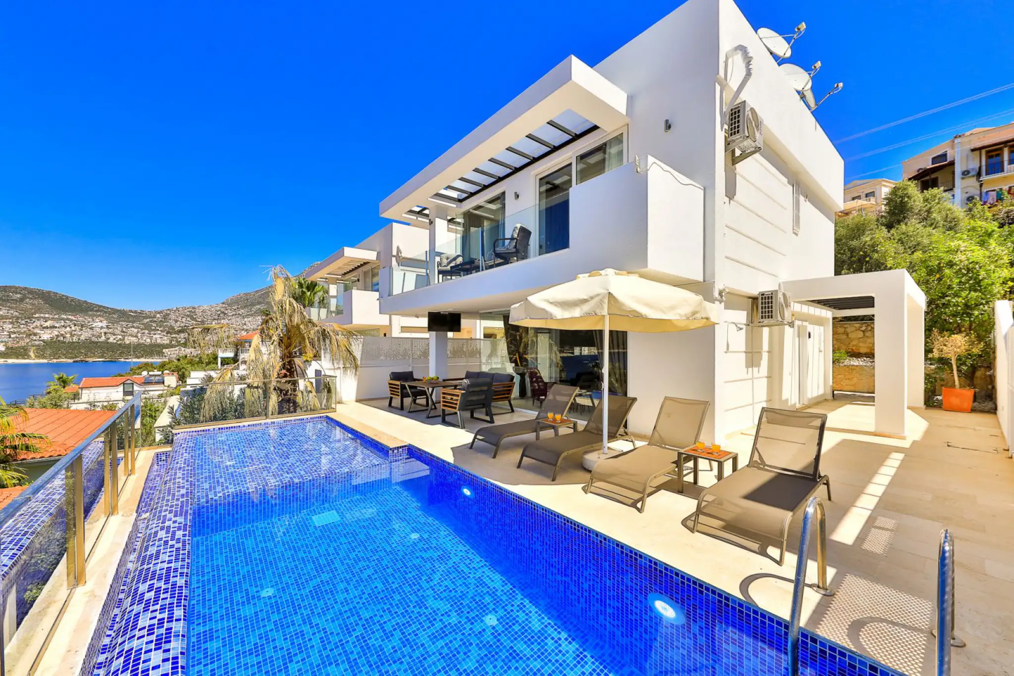 Villa Zenera, Kalkan Kışla bölgesinde deniz manzaralı denize ve merkeze yakın 8 kişilik kiralık villa