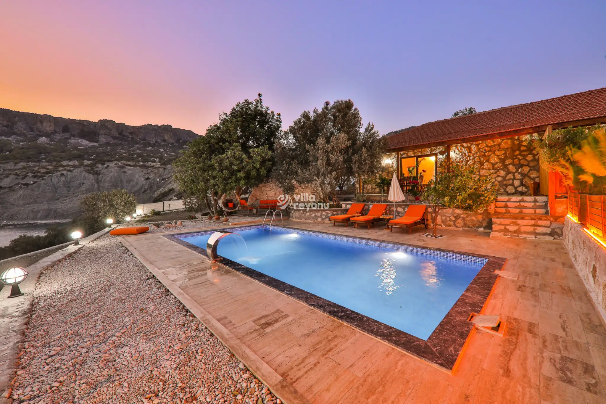 552A1366_468.jpg