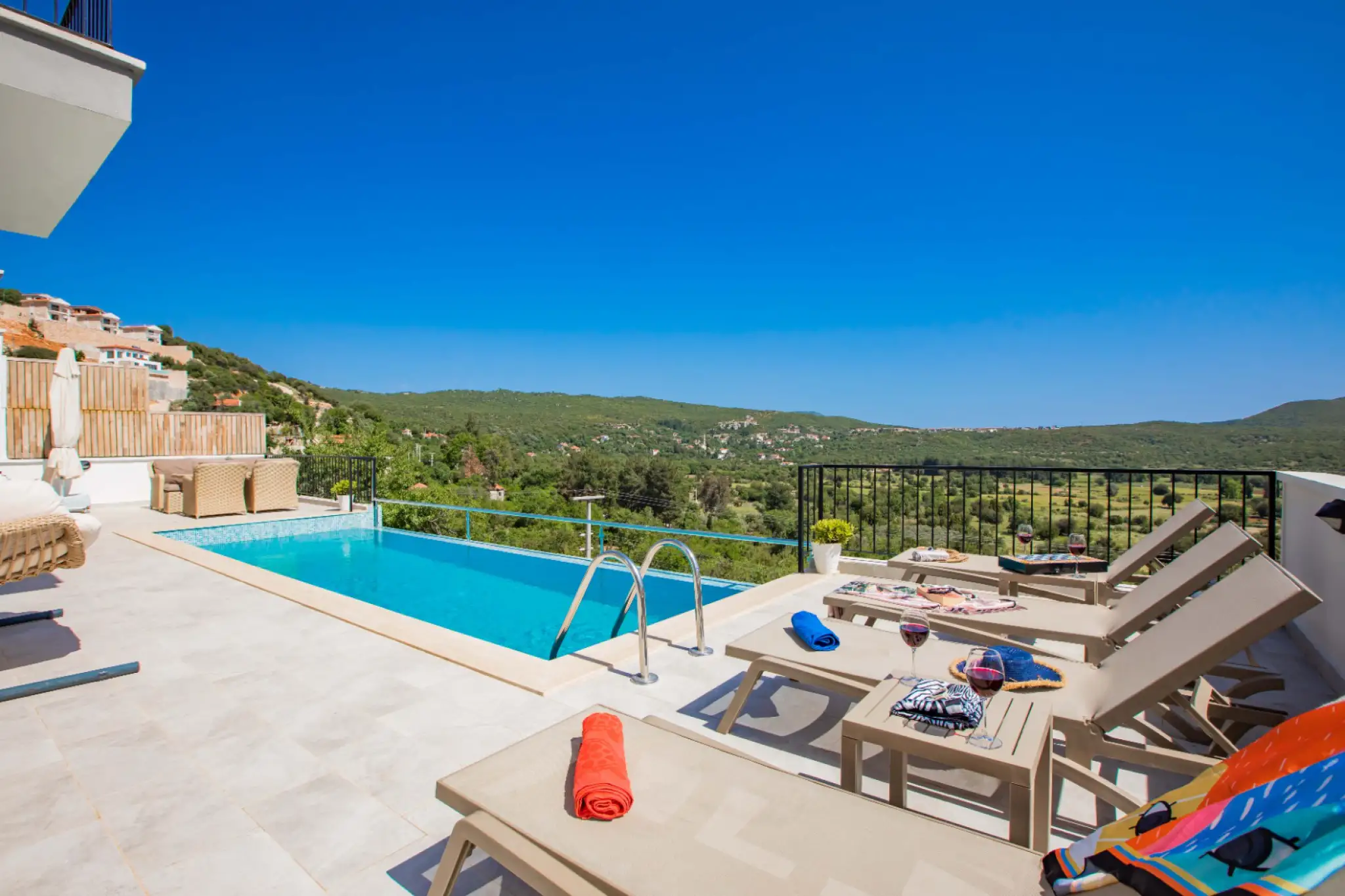 Villa Valor, Kaş Çukurbağ bölgesinde geniş ailelelere uygun 10 kişilik doğa içinde kiralık villa