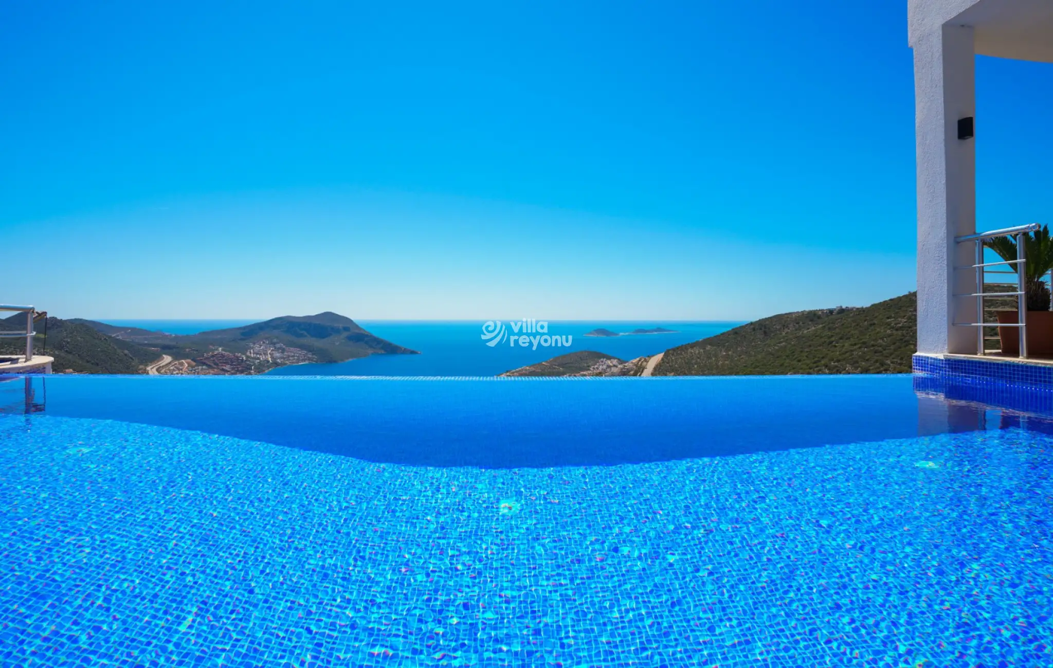 Villa Edenza, Kalkan Akbel bölgesinde merkezi konumda 4 kişilik deniz manzaralı villa