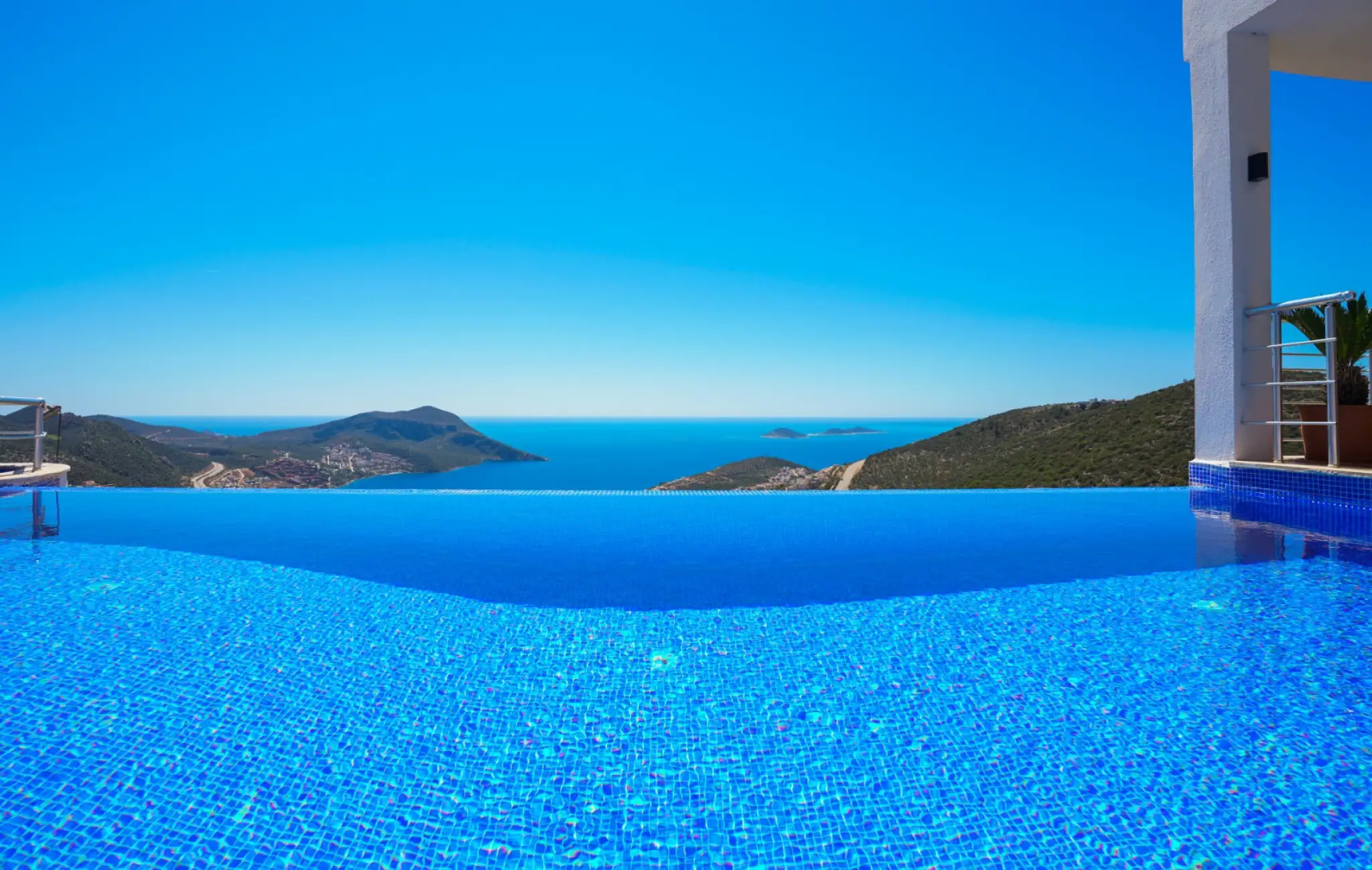 Villa Edenza, Kalkan Akbel bölgesinde merkezi konumda 4 kişilik deniz manzaralı villa