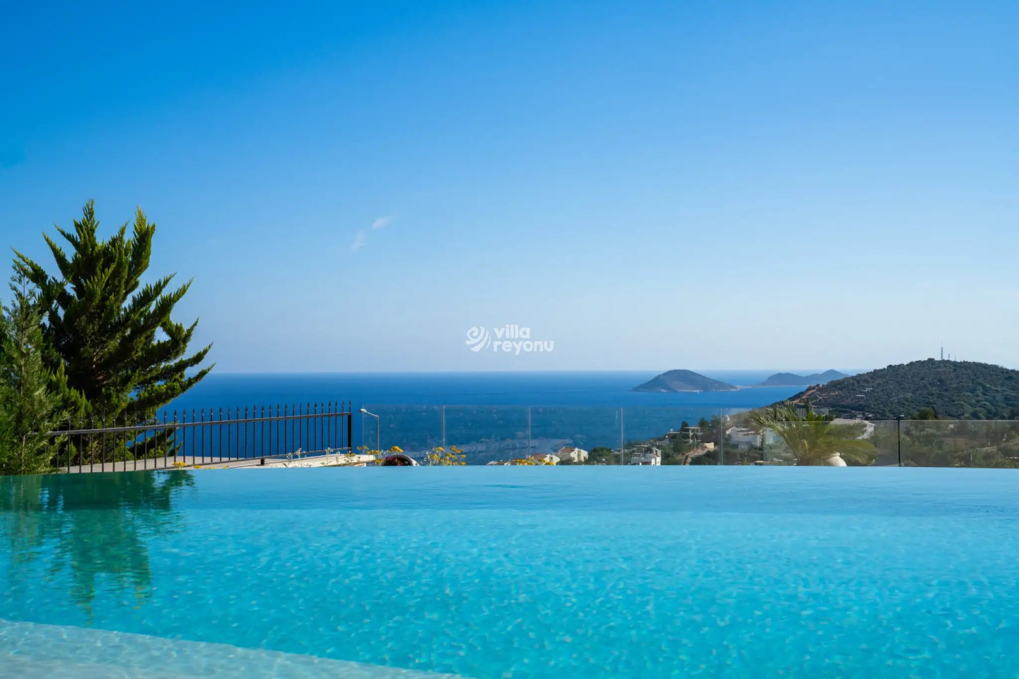 VİLLA LUXERA, Kalkan Kızıltaş bölgesinde merkezi konumda deniz manzaralı 10 kişilik kiralık villa 