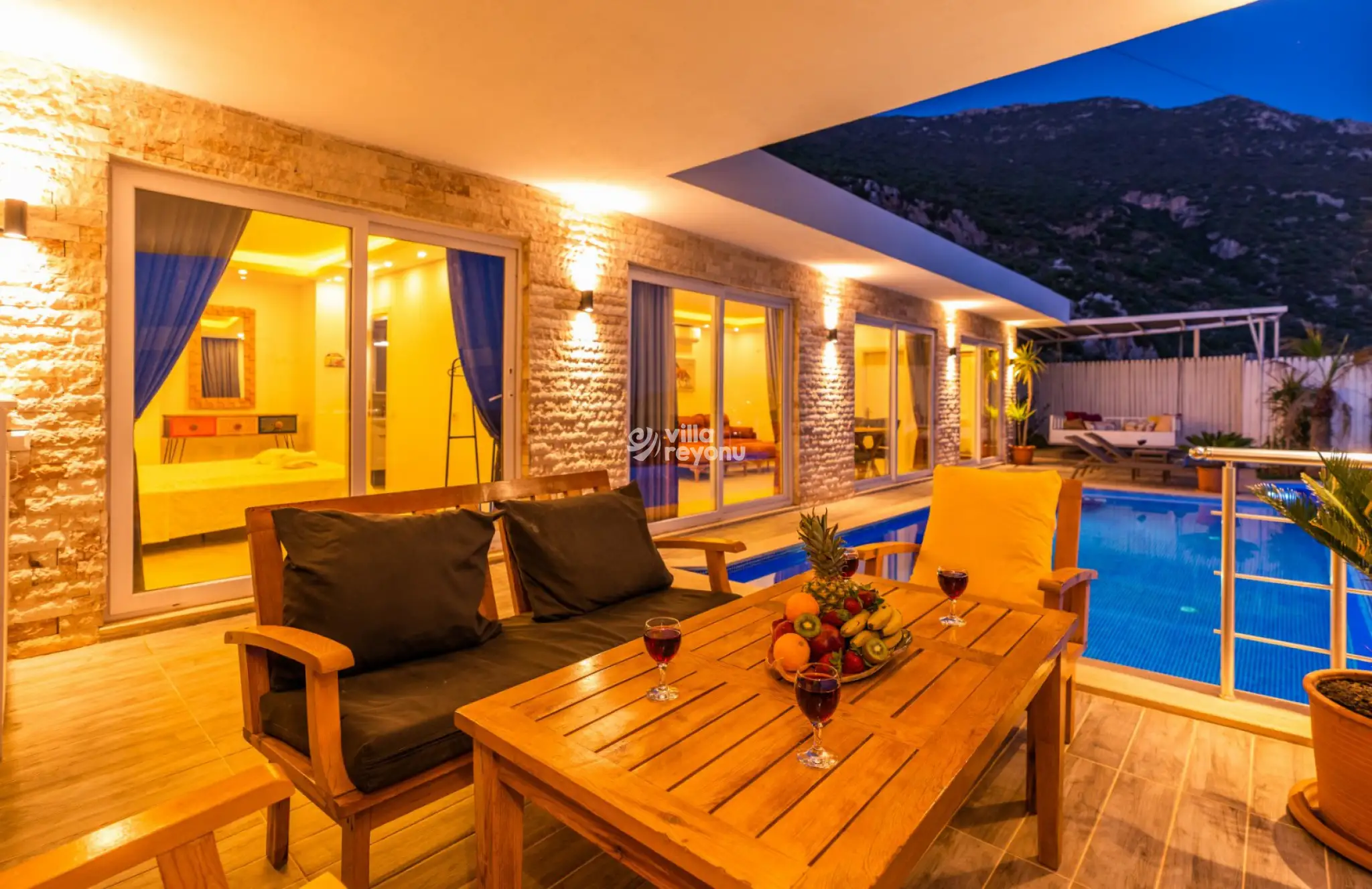 Villa Edenza, Kalkan Akbel bölgesinde merkezi konumda 4 kişilik deniz manzaralı villa