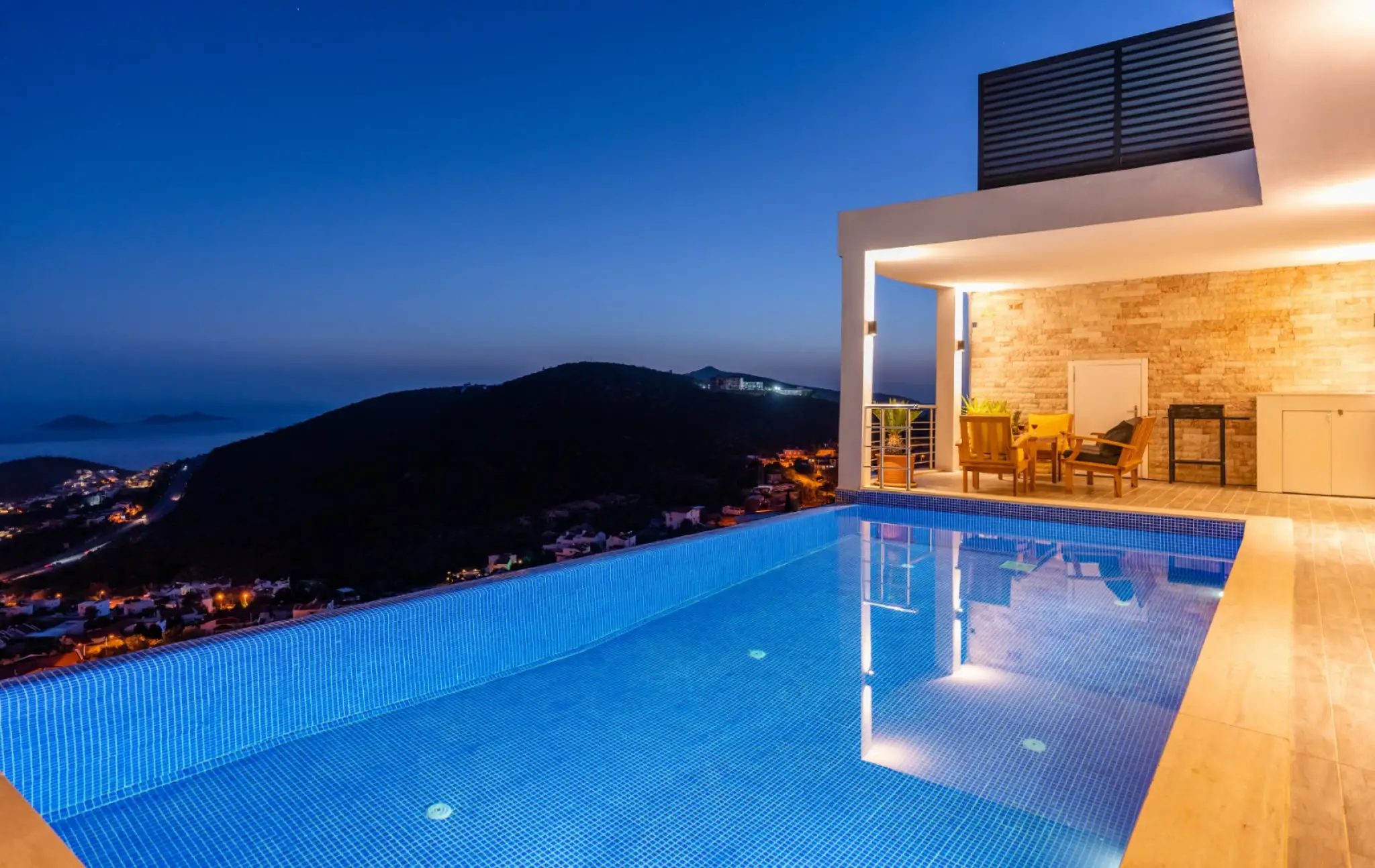 Villa Edenza, Kalkan Akbel bölgesinde merkezi konumda 4 kişilik deniz manzaralı villa
