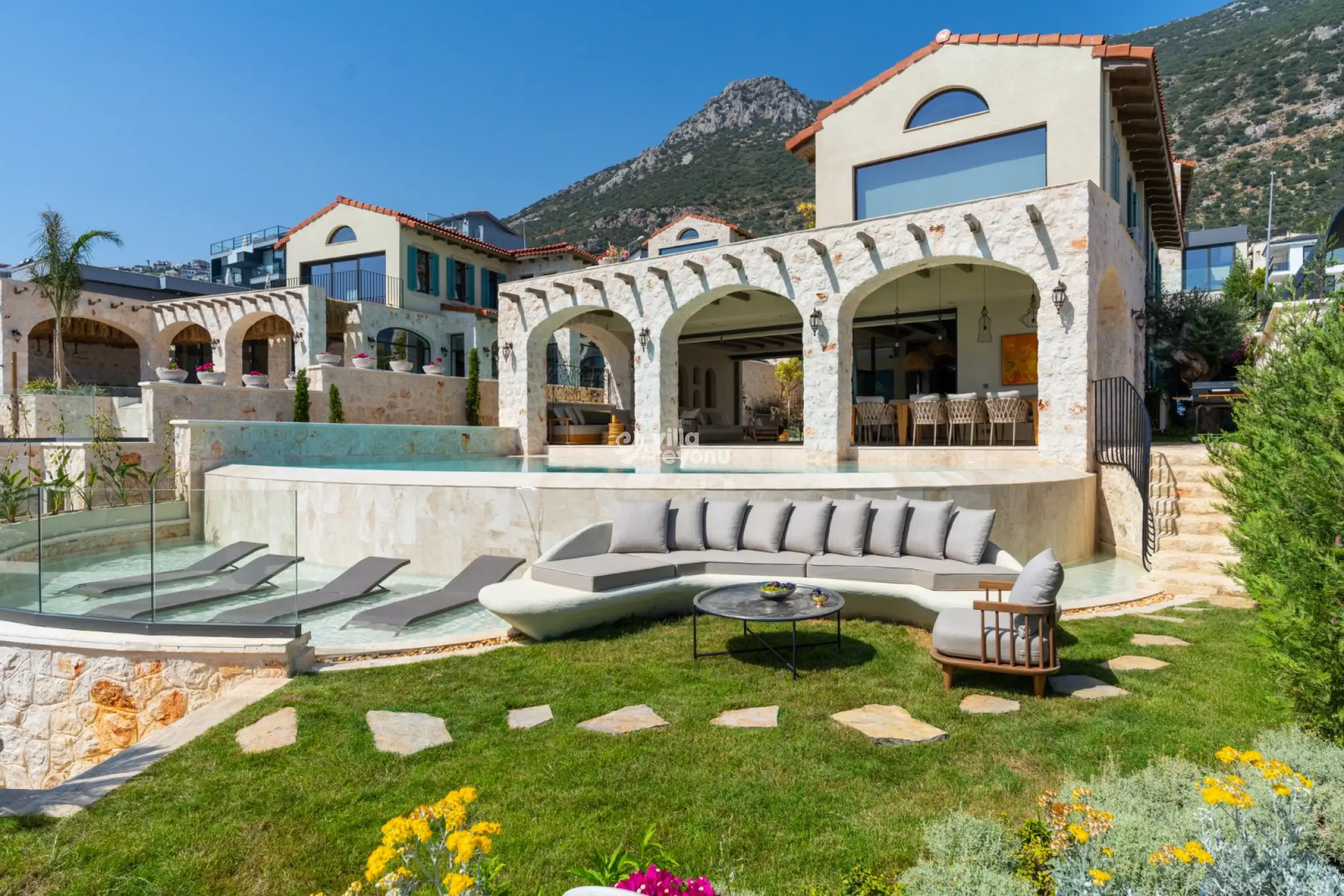 VİLLA LUXERA, Kalkan Kızıltaş bölgesinde merkezi konumda deniz manzaralı 10 kişilik kiralık villa 