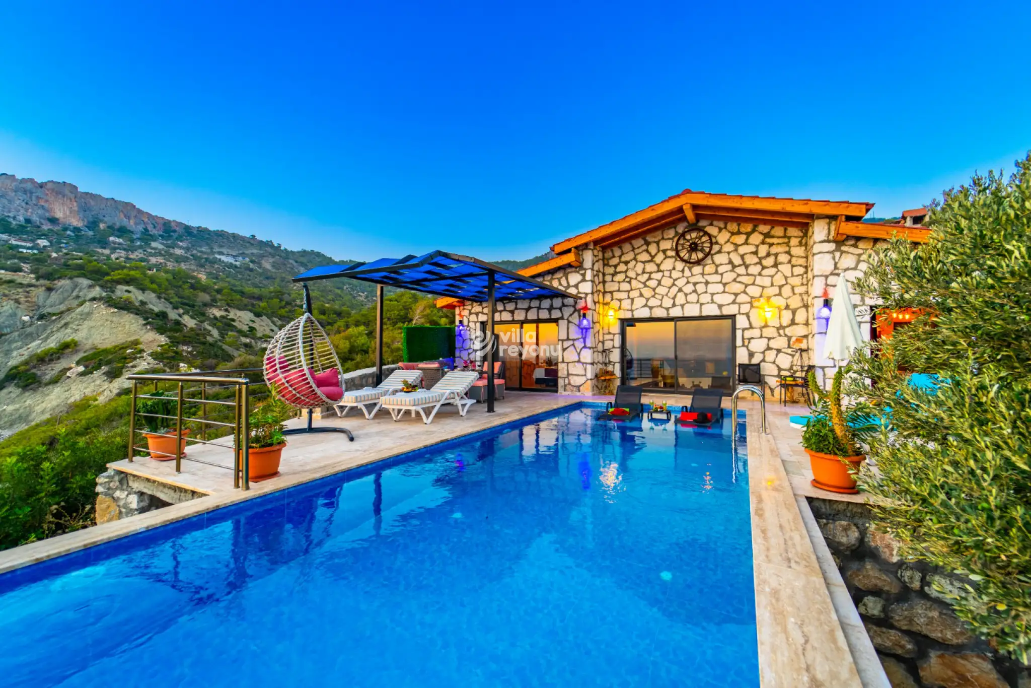 ViLLA-ADONiS_28_2_572.jpg