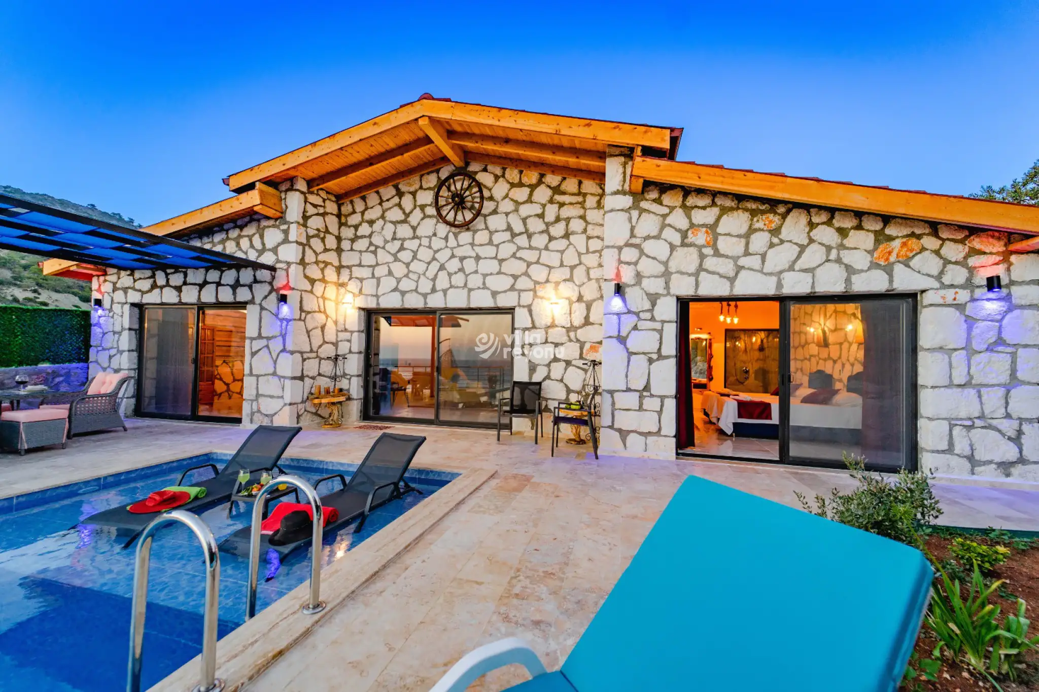 ViLLA-ADONiS_30_21.jpg