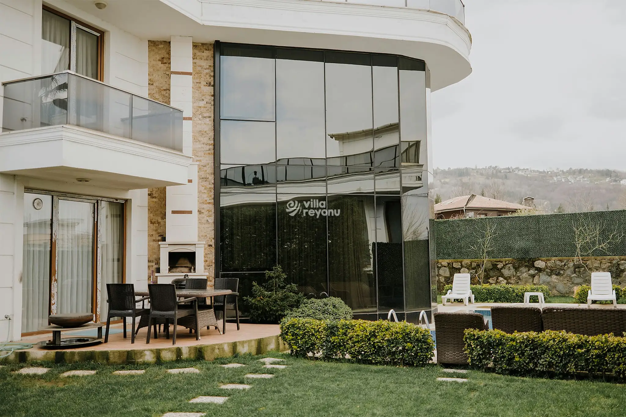 Villa-Calm-in-3_350.jpg