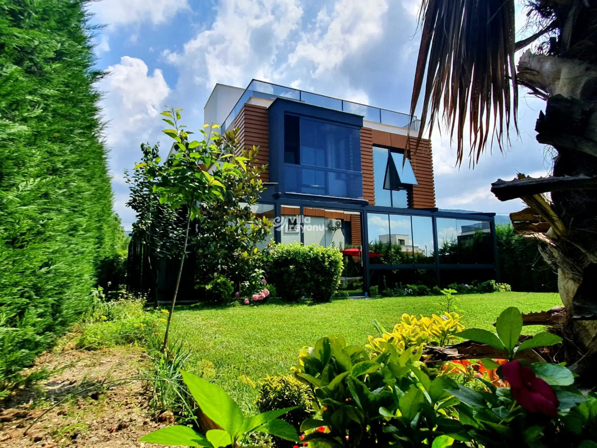 Villa Nazenin Garden 2