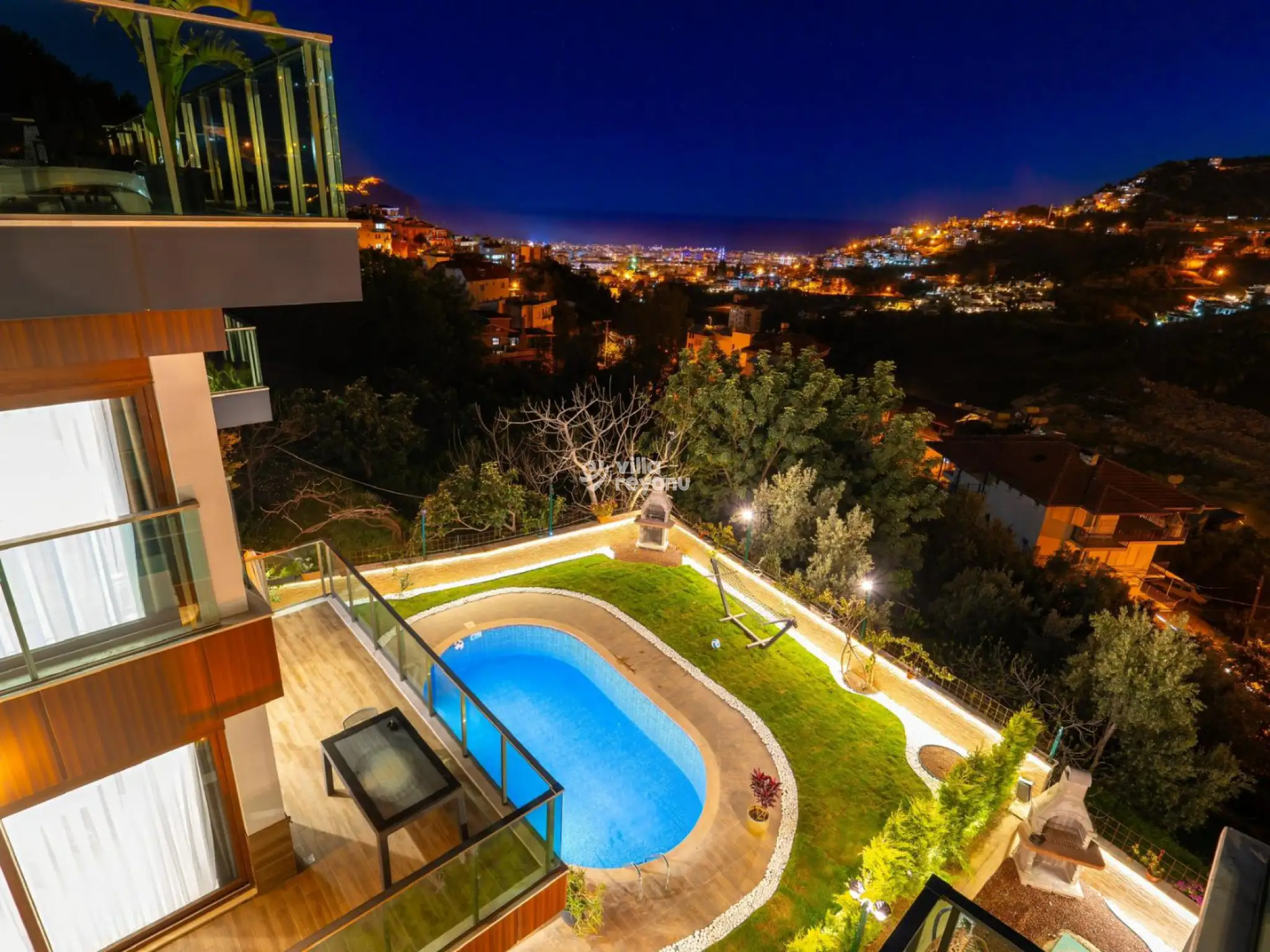 VİLLA LUNARİS 4, Alanya bölgesinde 10 kişilik merkeze yakın kiralık villa 