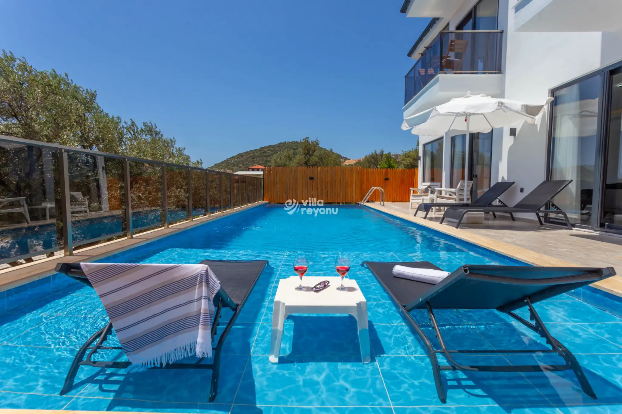 havuzlu-balayi-villasi-villa-capella-2_864_619.jpg
