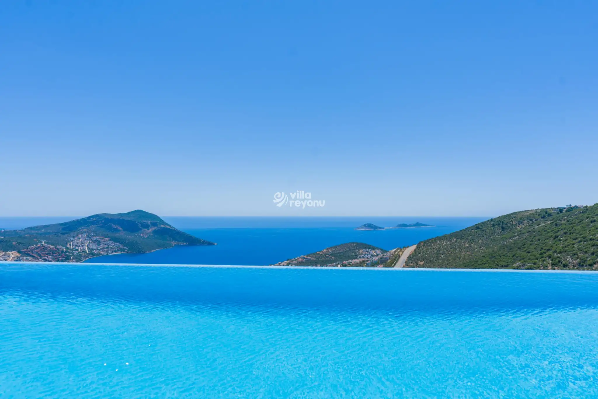Villa Valih, Kalkan Akbel bölgesinde merkezi konumda 4 kişilik deniz manzaralı villa