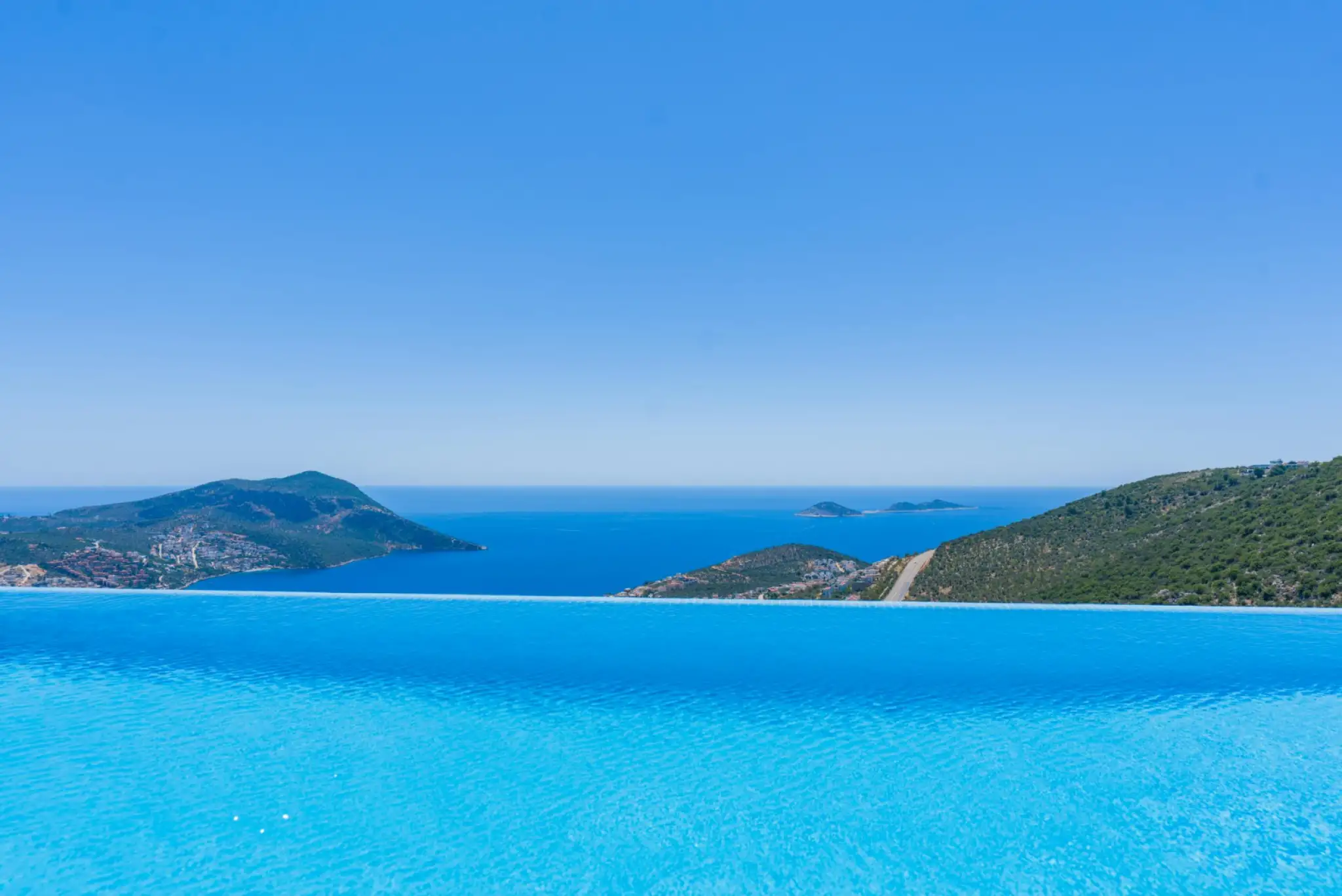 Villa Valih, Kalkan Akbel bölgesinde merkezi konumda 4 kişilik deniz manzaralı villa