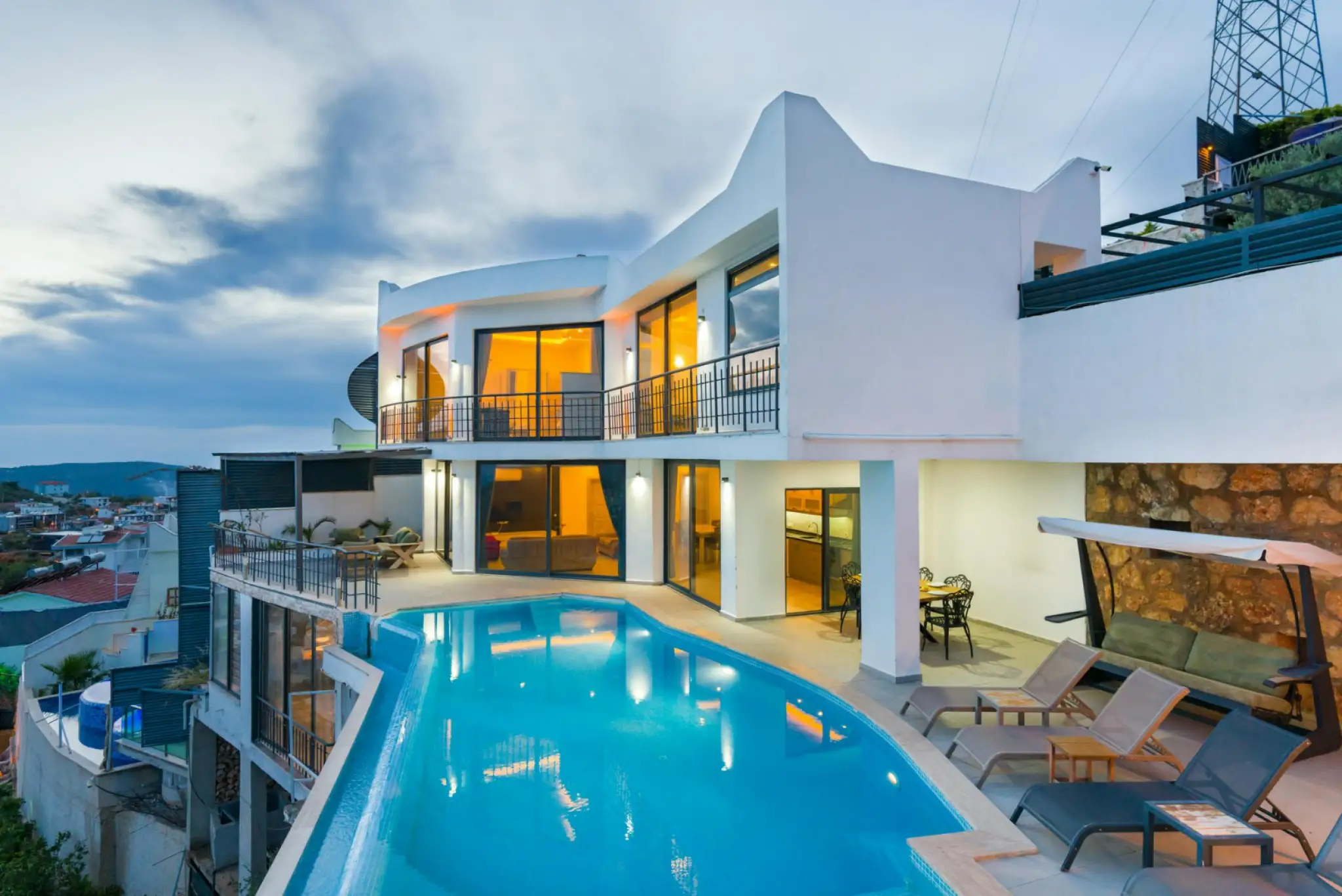 Villa Valih, Kalkan Akbel bölgesinde merkezi konumda 4 kişilik deniz manzaralı villa
