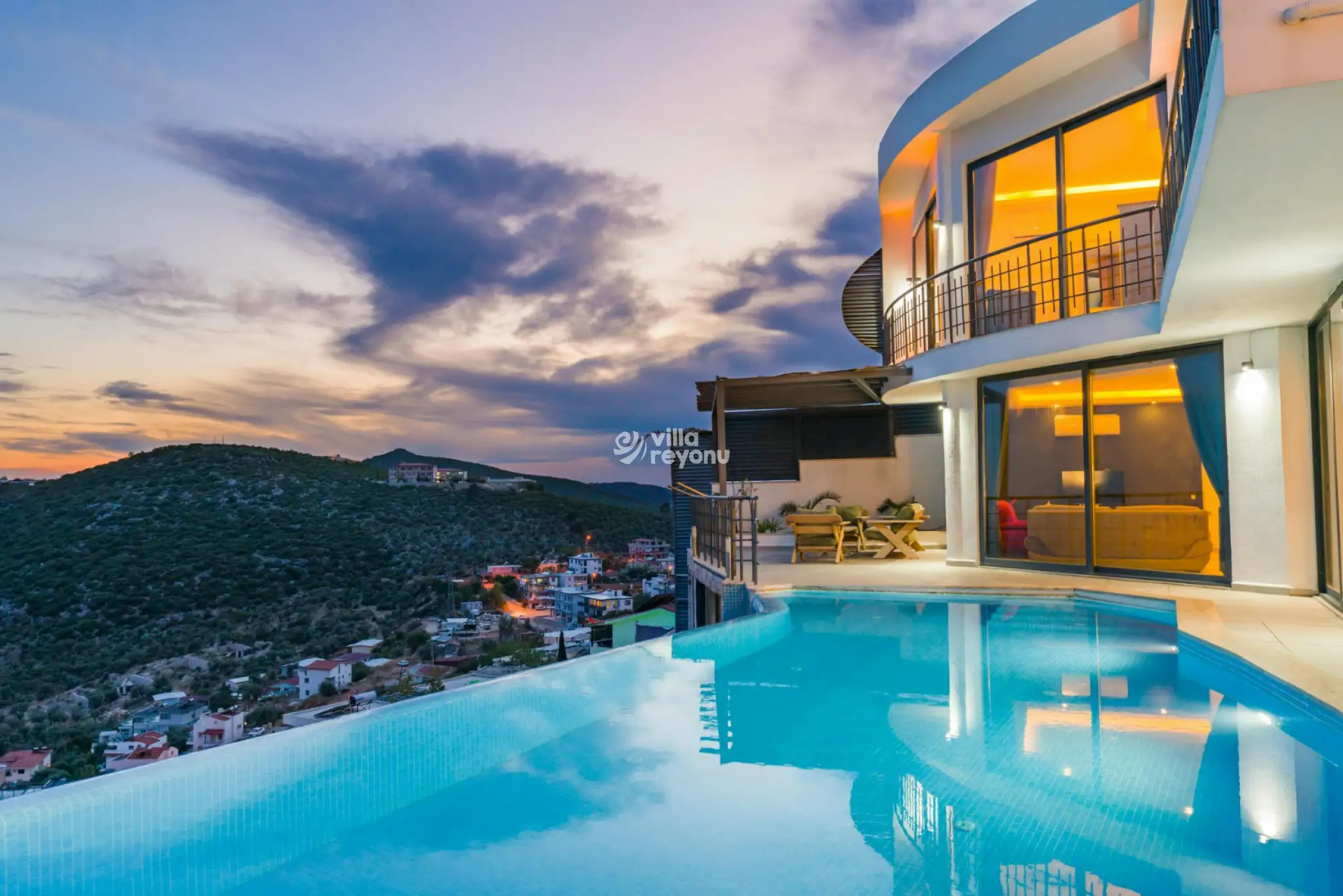 Villa Valih, Kalkan Akbel bölgesinde merkezi konumda 4 kişilik deniz manzaralı villa