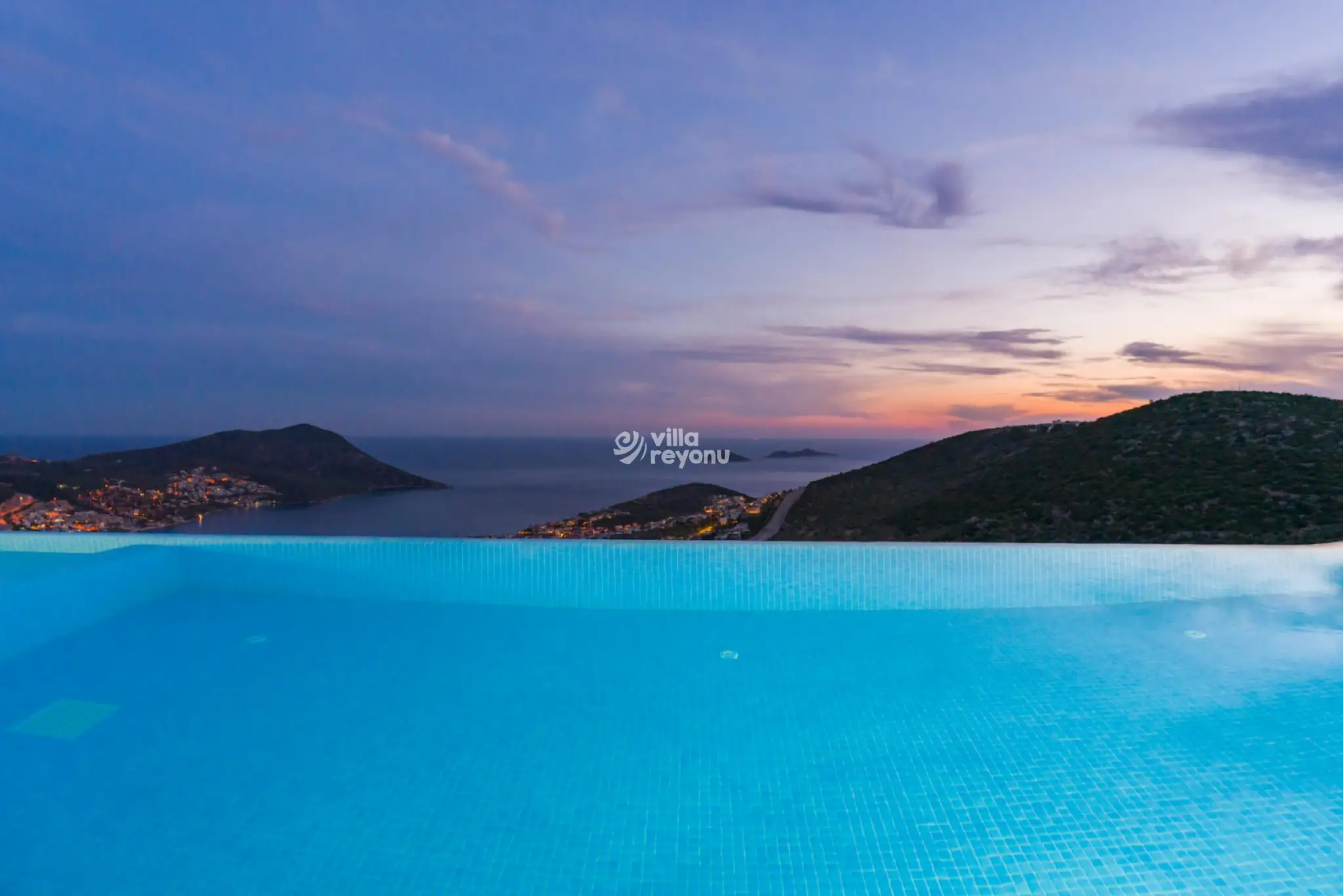 Villa Valih, Kalkan Akbel bölgesinde merkezi konumda 4 kişilik deniz manzaralı villa