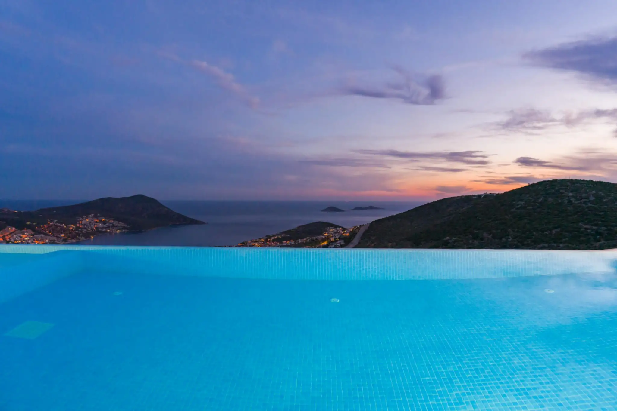 Villa Valih, Kalkan Akbel bölgesinde merkezi konumda 4 kişilik deniz manzaralı villa
