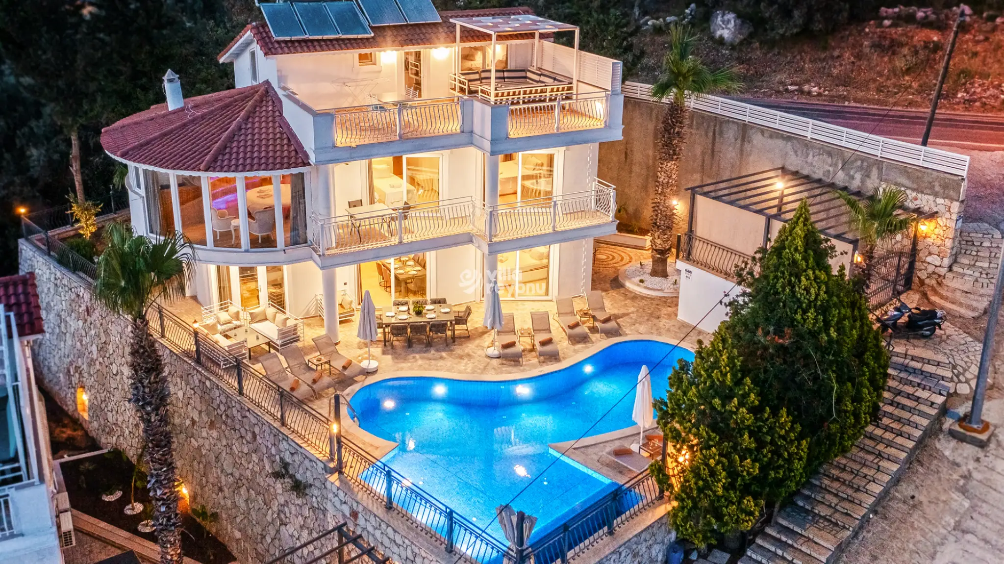 Kalkan Merkez'de Kalabalık Ailelere Uygun Tatil Villası