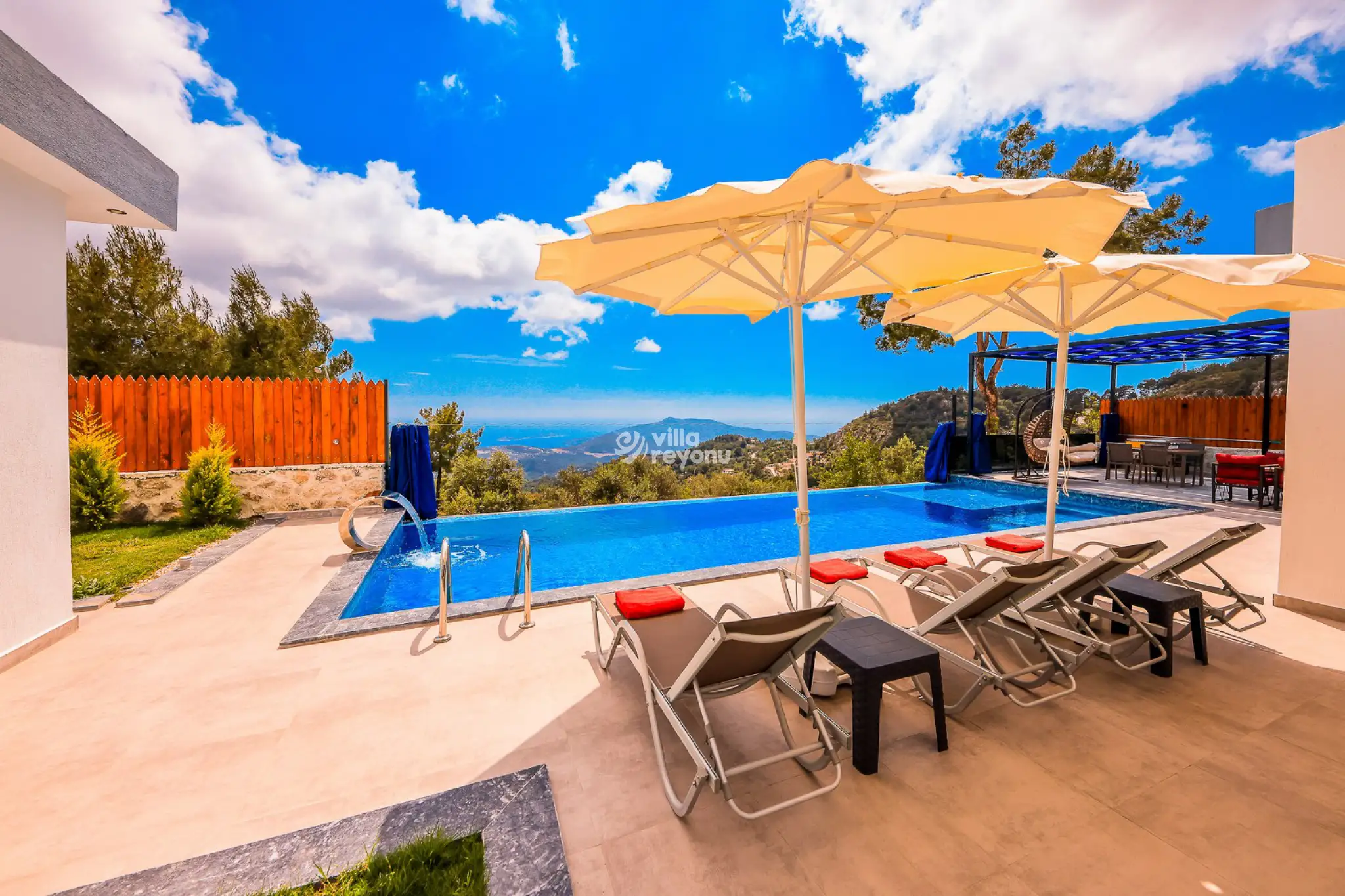 panoramik-deniz-manzarali-jakuzili-tatil-villasi-karnaval-12_421_459.jpg