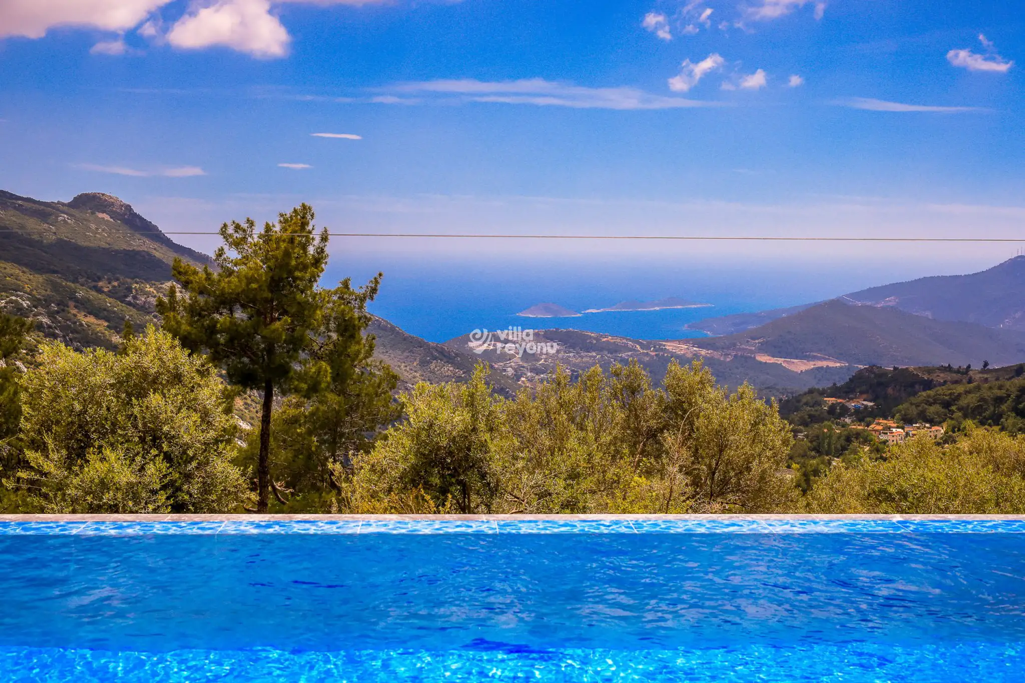 panoramik-deniz-manzarali-jakuzili-tatil-villasi-karnaval-14_999_497.jpg