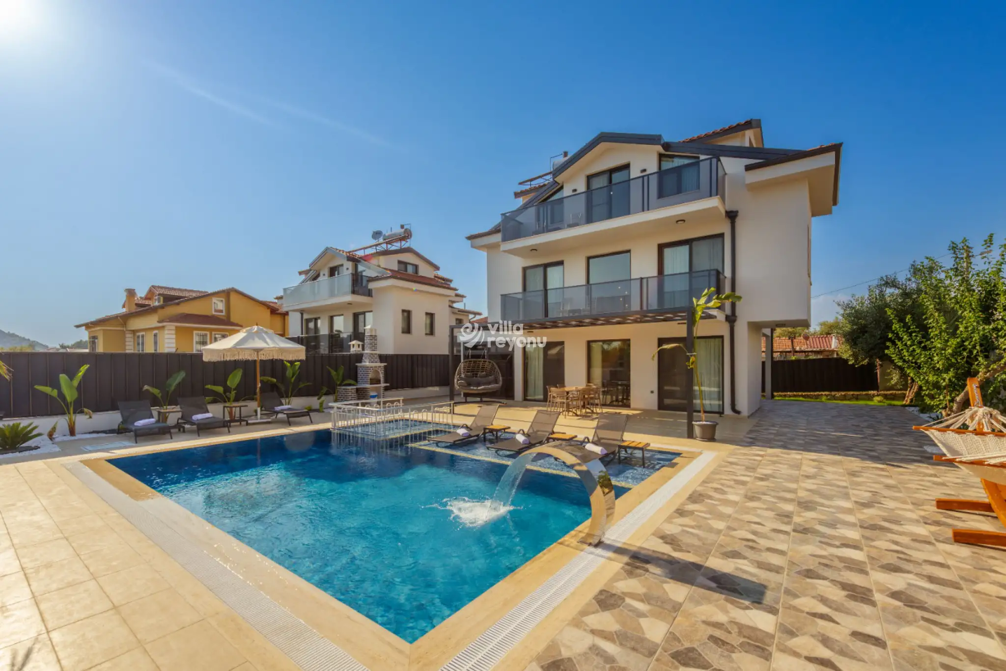 Villa Skyfall 2