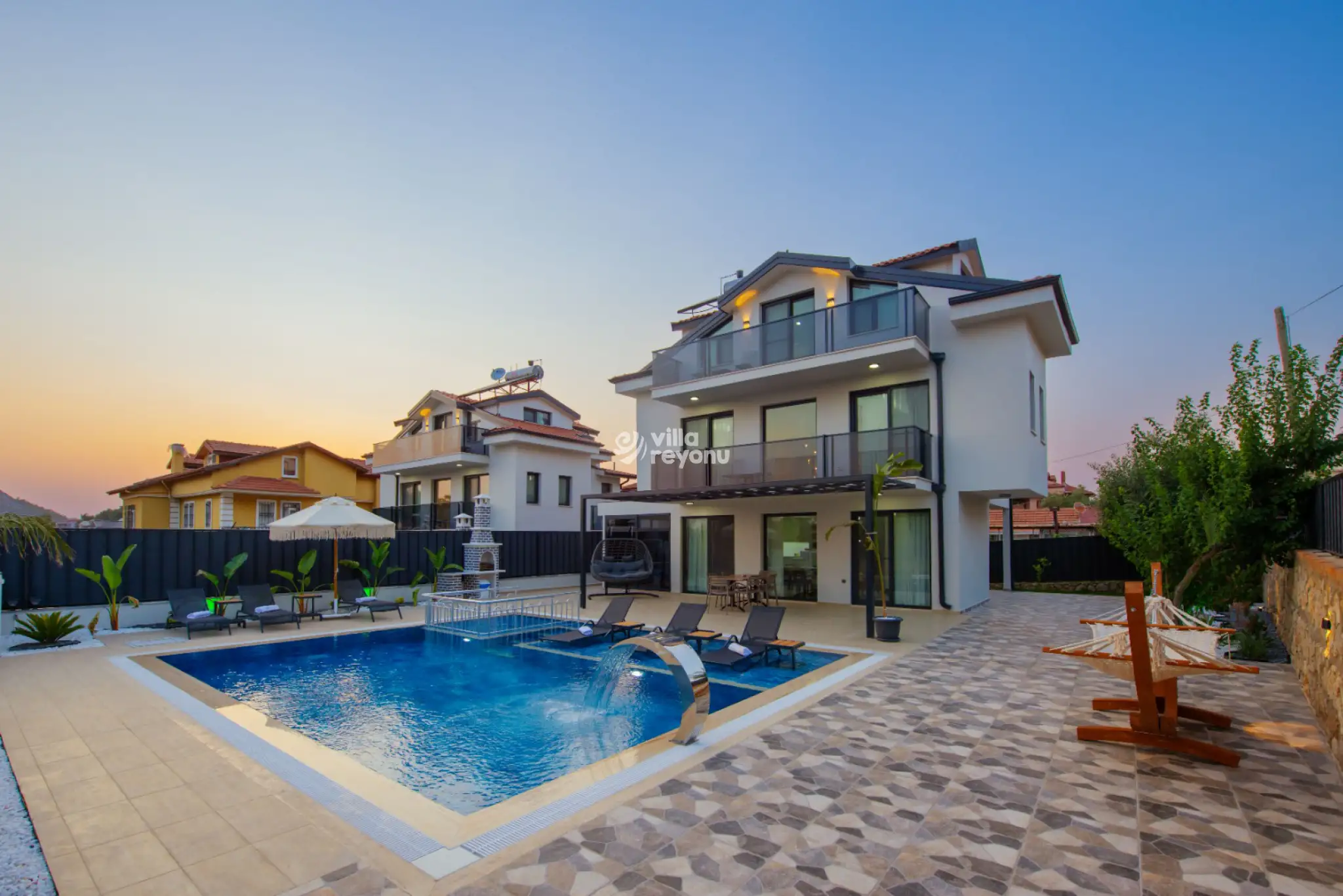 Villa Skyfall 2