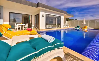 Villa Nehir, Kalkan Üzümlü mevkiinde konumlu modern ve şık tasarımıyla dizayn edilmiş çok şirin bir kiralık villa seçeneğidir