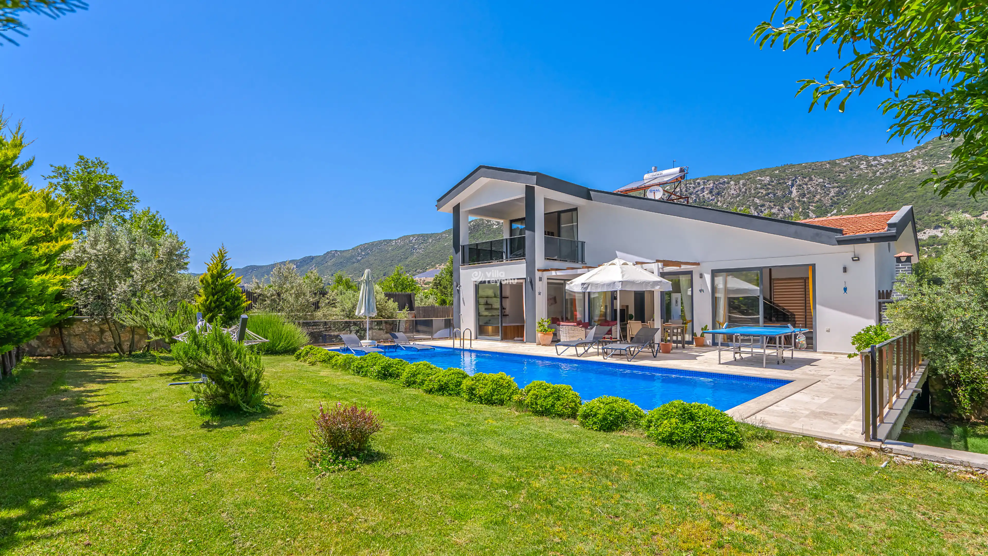 Villa Azura, Kalkan Sarıbelen mevkiinde 4 kişilik geniş bahçeli çocuk oyun alanlı jakuzili kiralık villa