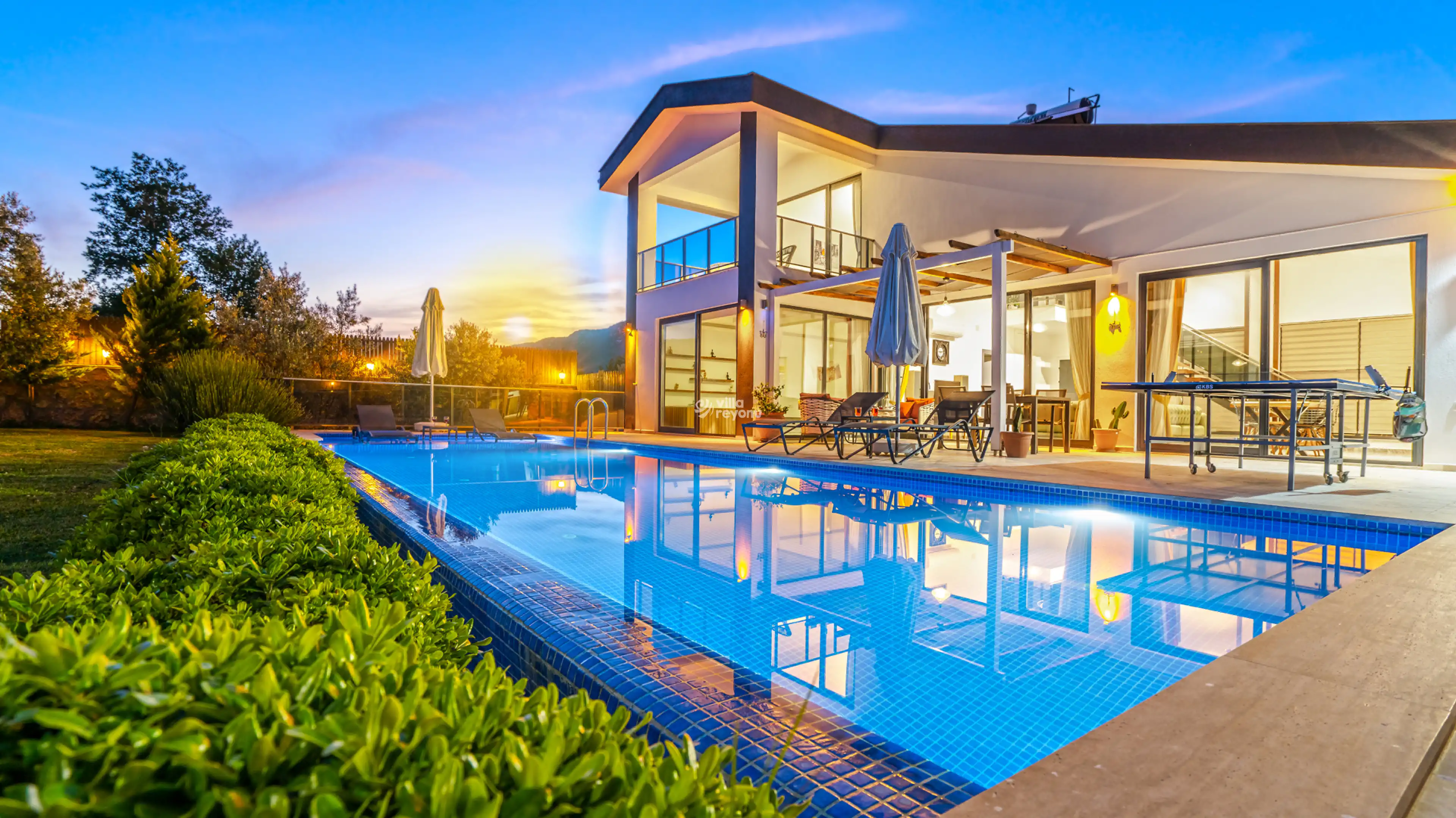 Villa Azura, Kalkan Sarıbelen mevkiinde 4 kişilik geniş bahçeli çocuk oyun alanlı jakuzili kiralık villa