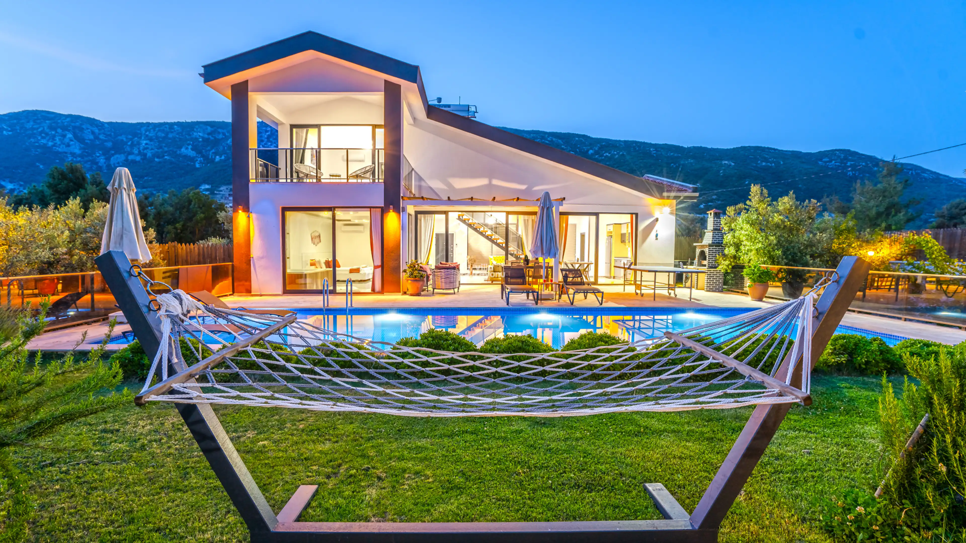 Villa Azura, Kalkan Sarıbelen mevkiinde 4 kişilik geniş bahçeli çocuk oyun alanlı jakuzili kiralık villa