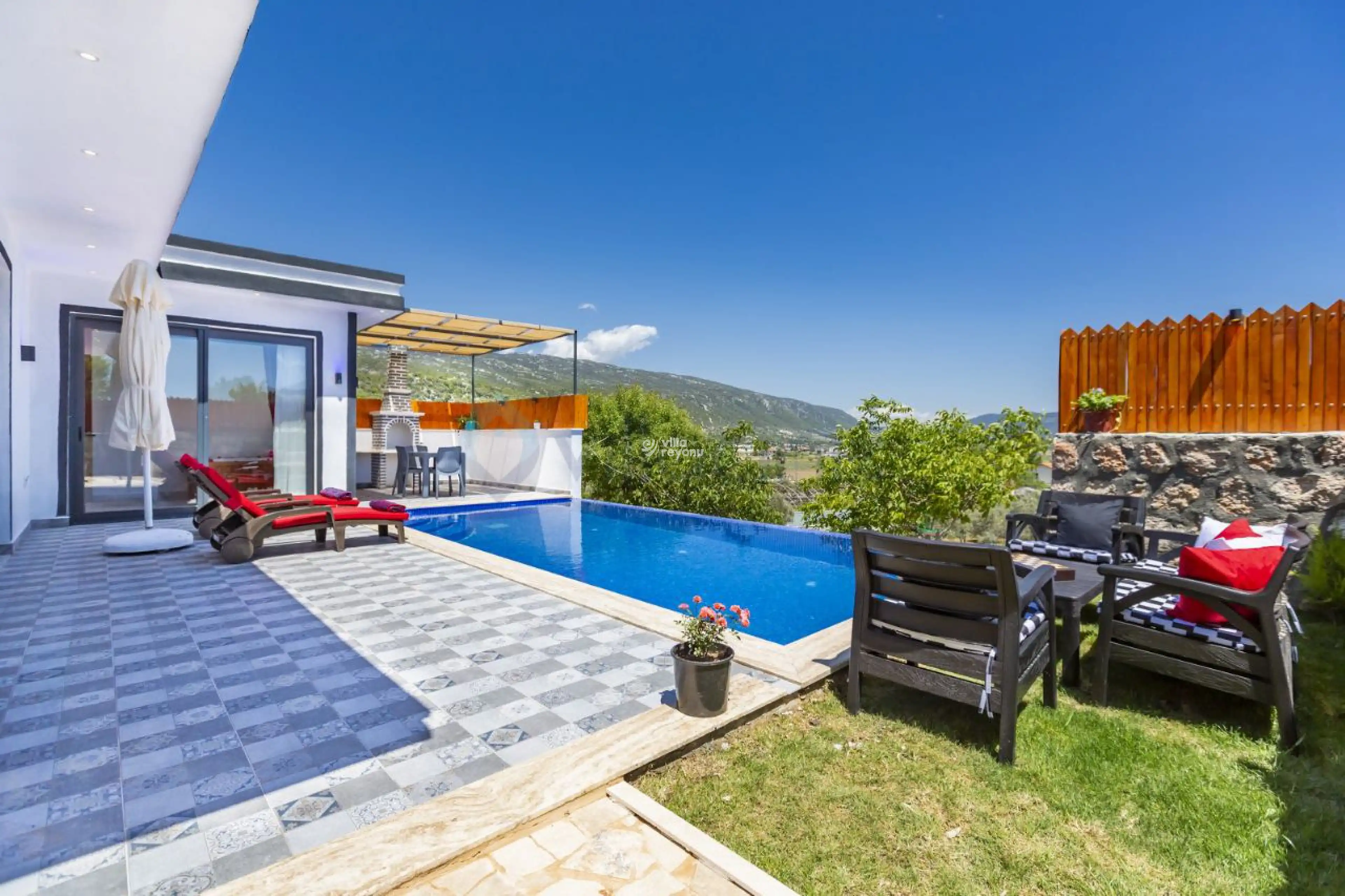 Villa Elera, Kalkan Sarıbelen bölgesinde Jakuzili Balayı Villası