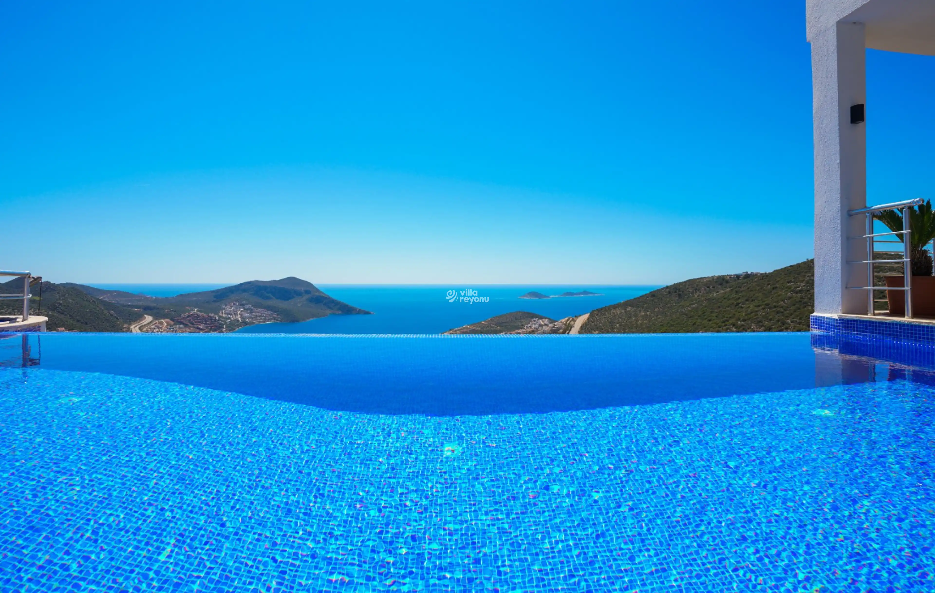 Villa Edenza, Kalkan Akbel bölgesinde merkezi konumda 4 kişilik deniz manzaralı villa