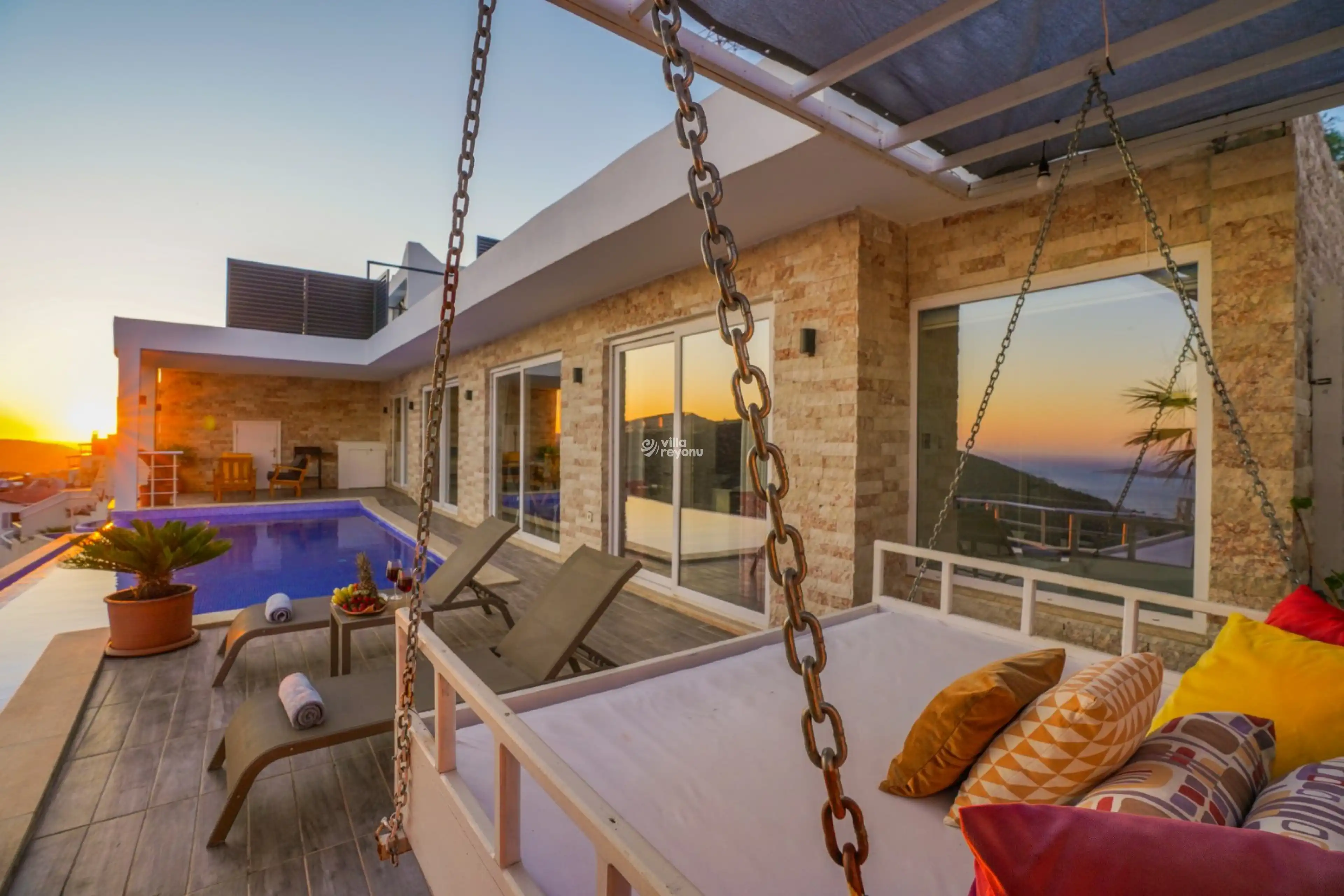 Villa Edenza, Kalkan Akbel bölgesinde merkezi konumda 4 kişilik deniz manzaralı villa