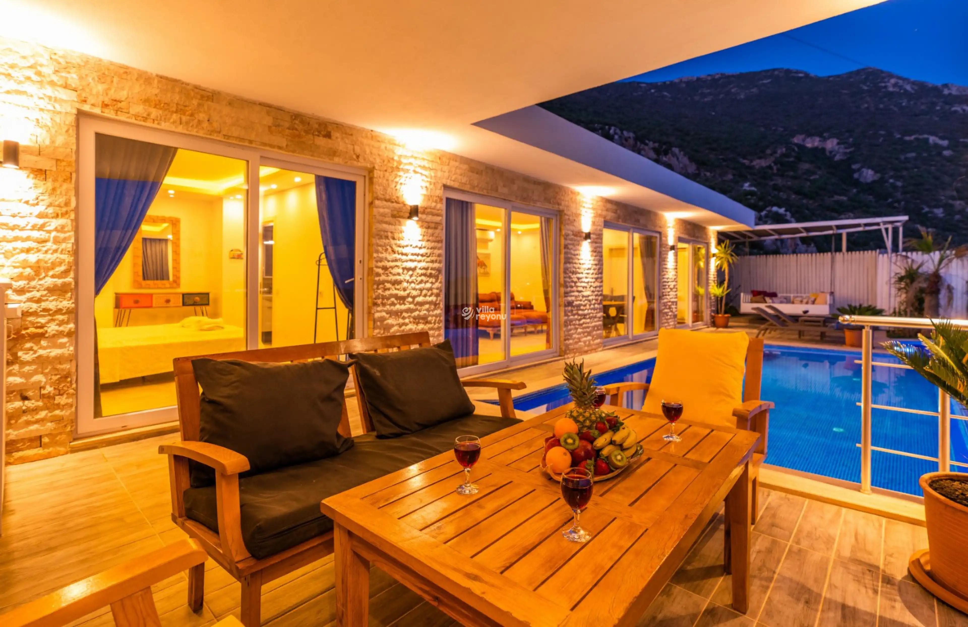 Villa Edenza, Kalkan Akbel bölgesinde merkezi konumda 4 kişilik deniz manzaralı villa