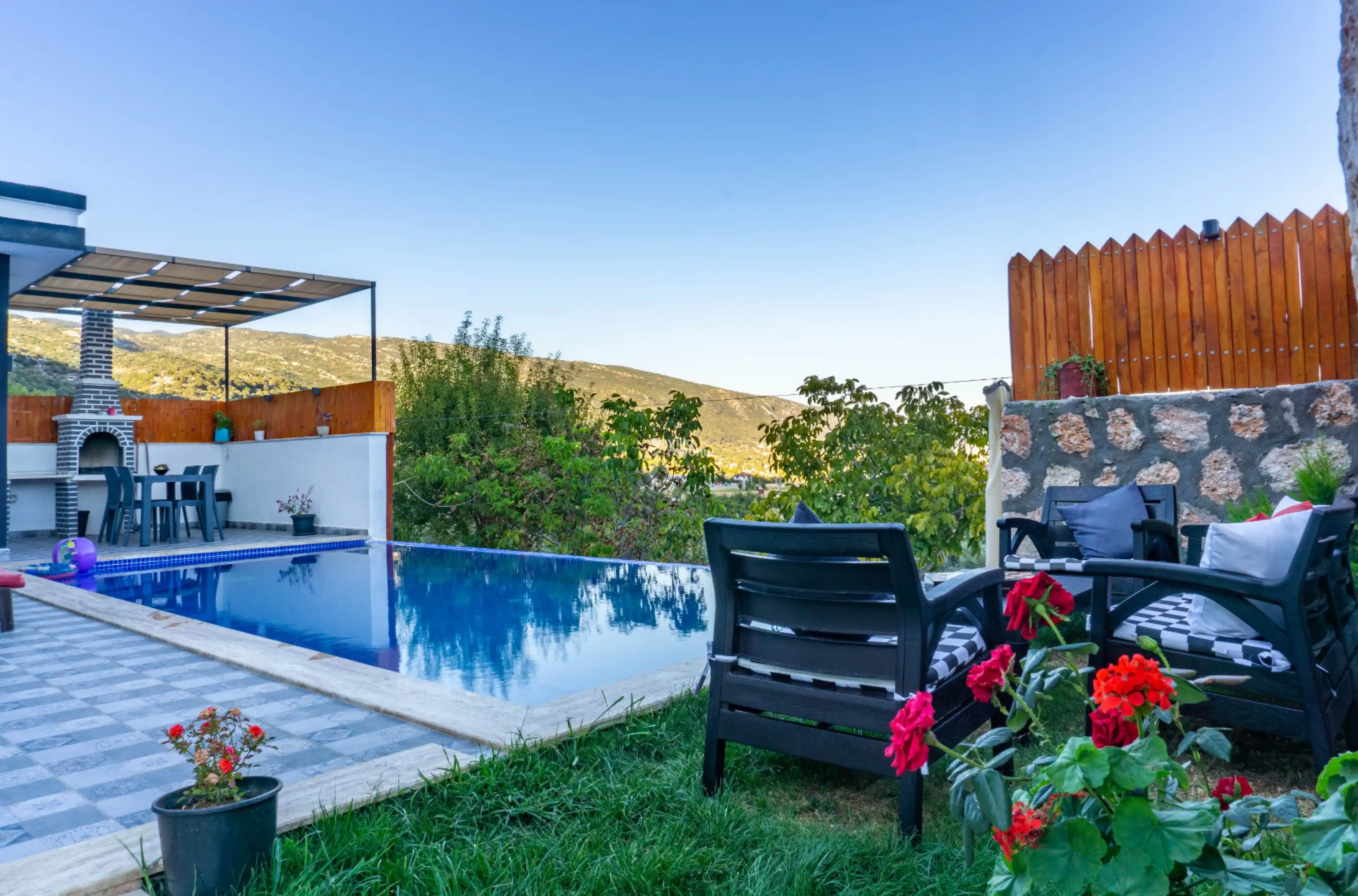 Villa Elera, Kalkan Sarıbelen bölgesinde Jakuzili Balayı Villası