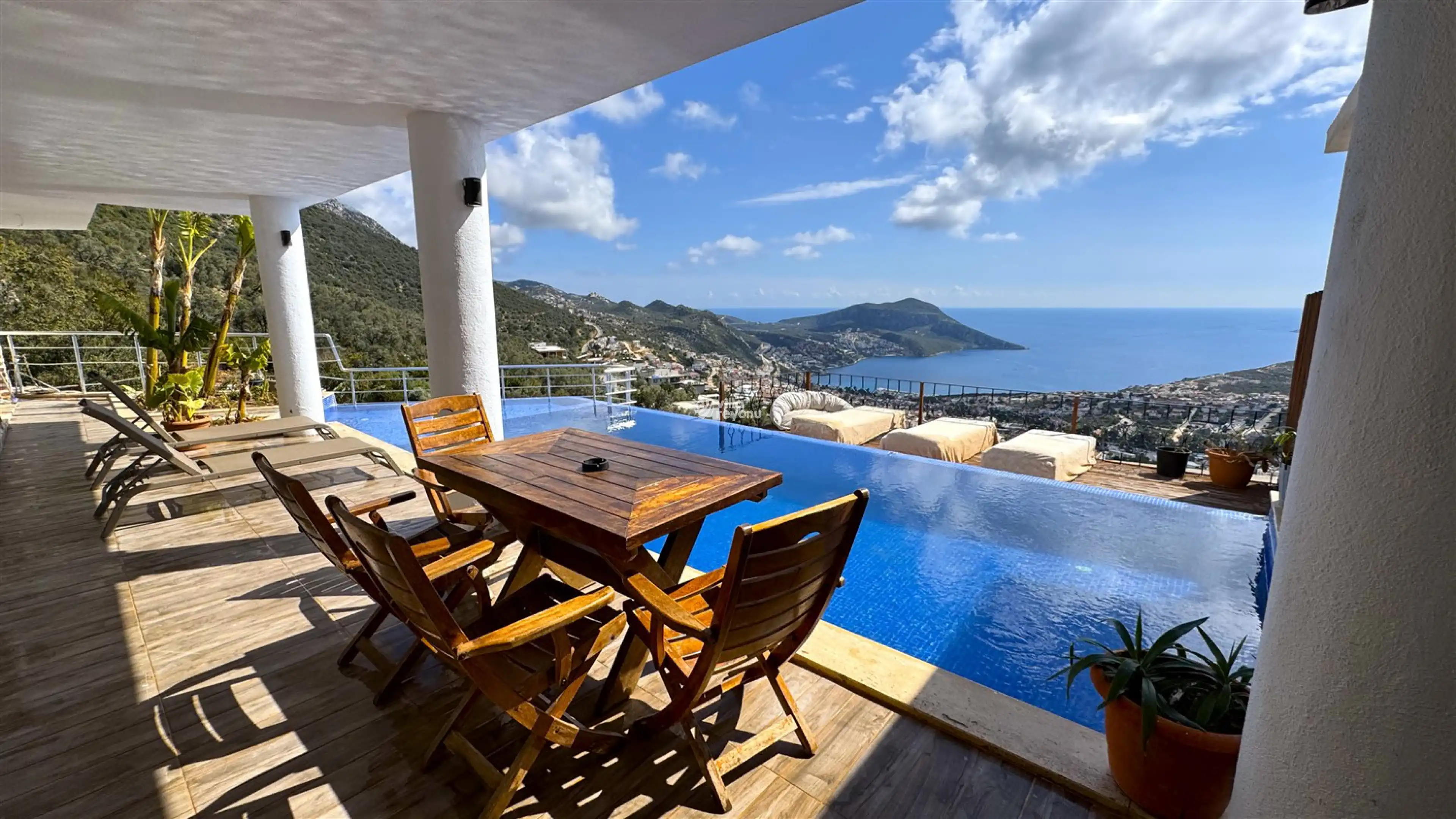 Villa Lysandra 2, Kalkan Akbel bölgesinde 6 kişilik deniz manzaralı villa