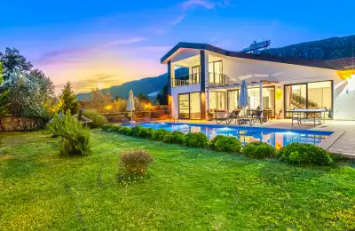 Villa Azura, Kalkan Sarıbelen mevkiinde 4 kişilik geniş bahçeli çocuk oyun alanlı jakuzili kiralık villa