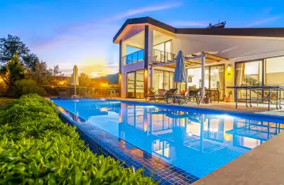 Villa Azura, Kalkan Sarıbelen mevkiinde 4 kişilik geniş bahçeli çocuk oyun alanlı jakuzili kiralık villa