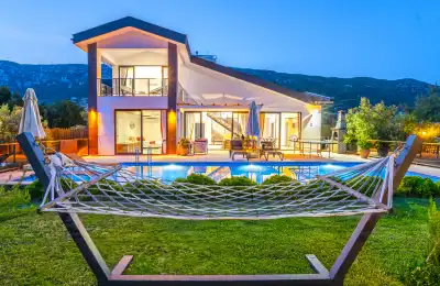 Villa Azura, Kalkan Sarıbelen mevkiinde 4 kişilik geniş bahçeli çocuk oyun alanlı jakuzili kiralık villa