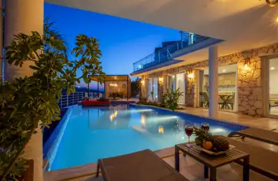 Villa Lysandra 7, Kalkan Akbel bölgesinde 8 kişilik deniz manzaralı villa