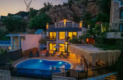 Villa Emperia, Kalkan Akbel bölgesinde 8 kişilik deniz manzaralı kiralık villa