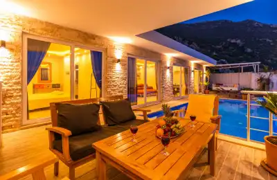 Villa Edenza, Kalkan Akbel bölgesinde merkezi konumda 4 kişilik deniz manzaralı villa