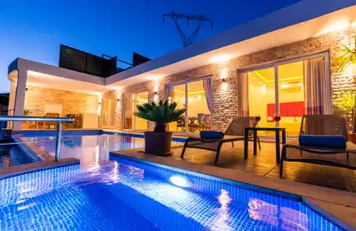 Villa Edenza, Kalkan Akbel bölgesinde merkezi konumda 4 kişilik deniz manzaralı villa