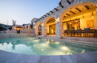 VİLLA LUXERA, Kalkan Kızıltaş bölgesinde merkezi konumda deniz manzaralı 10 kişilik kiralık villa 