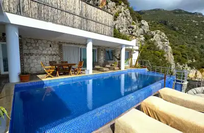 Villa Lysandra 2, Kalkan Akbel bölgesinde 6 kişilik deniz manzaralı villa