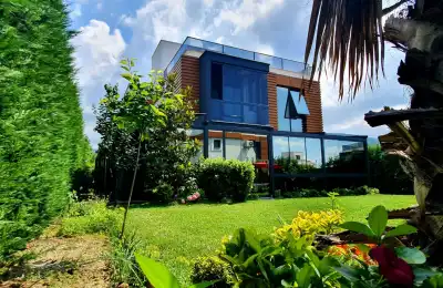 Villa Nazenin Garden 2