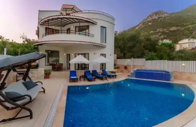 Villa Fiorenza, Kalkan Akbel mevkiinde 6 kişilik merkezi konumda kiralık villa 