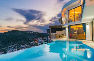 Villa Valih, Kalkan Akbel bölgesinde merkezi konumda 4 kişilik deniz manzaralı villa